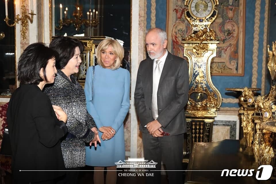 본문 이미지 - 문재인 대통령 부인 김정숙 여사와 에마뉘엘 마크롱 프랑스 대통령 부인 브리지트 마크롱 여사가 15일 오전(현지시간) 프랑스 파리 루브르 박물관을 찾아 전시실을 둘러보고 있다.(청와대 페이스북) 2018.10.15/뉴스1