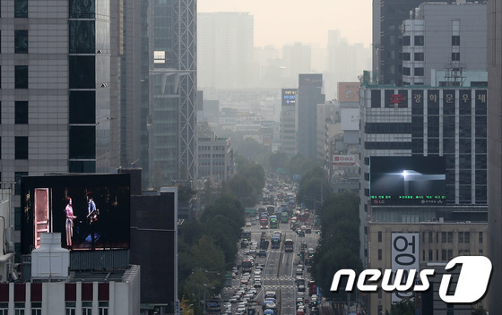 미세먼지·안개 영향으로 뿌옇게 보이는 서울도심