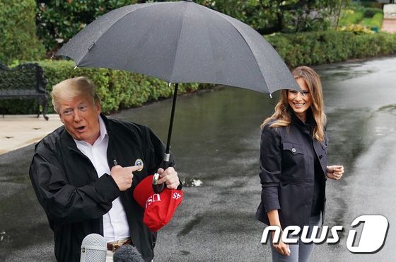 [사진] 혼자만 우산 쓴 트럼프 대통령