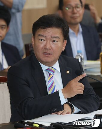 본문 이미지 - 민경욱 자유한국당 의원이 16일 오전 충북도청 대회의실에서 열린 충청북도에 대한 국회 국토교통위원회 국정감사에서 의사진행 발언을 하고 있다. 2018.10.16/뉴스1 ⓒ News1 김용빈 기자