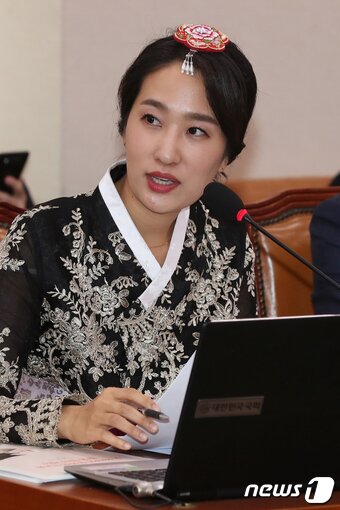 본문 이미지 - 김수민 바른미래당 의원이 16일 서울 여의도 국회에서 열린 문화체육관광위원회 국정감사에 한복을 입고 나와 정재숙 문화재청장에게 질의를 하고 있다. 2018.10.16/뉴스1 ⓒ News1 민경석 기자
