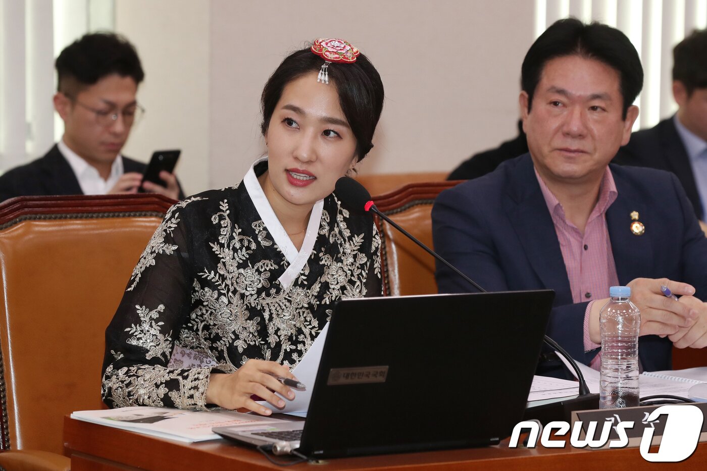 본문 이미지 - 김수민 바른미래당 의원이 16일 서울 여의도 국회에서 열린 문화체육관광위원회 국정감사에 한복을 입고 나와 정재숙 문화재청장에게 질의를 하고 있다. 2018.10.16/뉴스1 ⓒ News1 민경석 기자