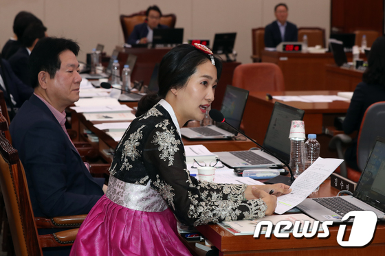 [국감]한복 입고 질의하는 김수민 의원