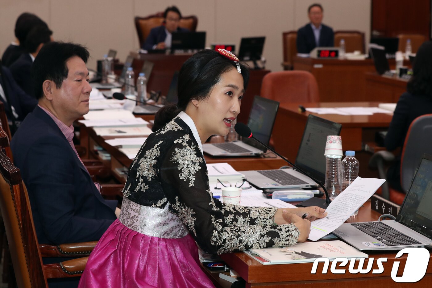 본문 이미지 - 김수민 바른미래당 의원이 16일 서울 여의도 국회에서 열린 문화체육관광위원회 국정감사에 한복을 입고 나와 정재숙 문화재청장에게 질의를 하고 있다. 2018.10.16/뉴스1 ⓒ News1 민경석 기자