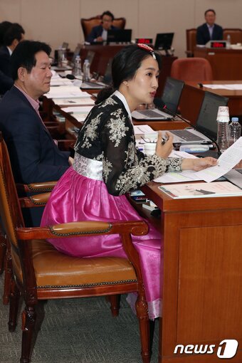 본문 이미지 - 김수민 바른미래당 의원이 지난 16일 문화체육관광위원회의 국정감사에서 한복을 입고 나와 정재숙 문화재청장에게 질의를 하고 있다. 2018.10.16/뉴스1 ⓒ News1 민경석 기자