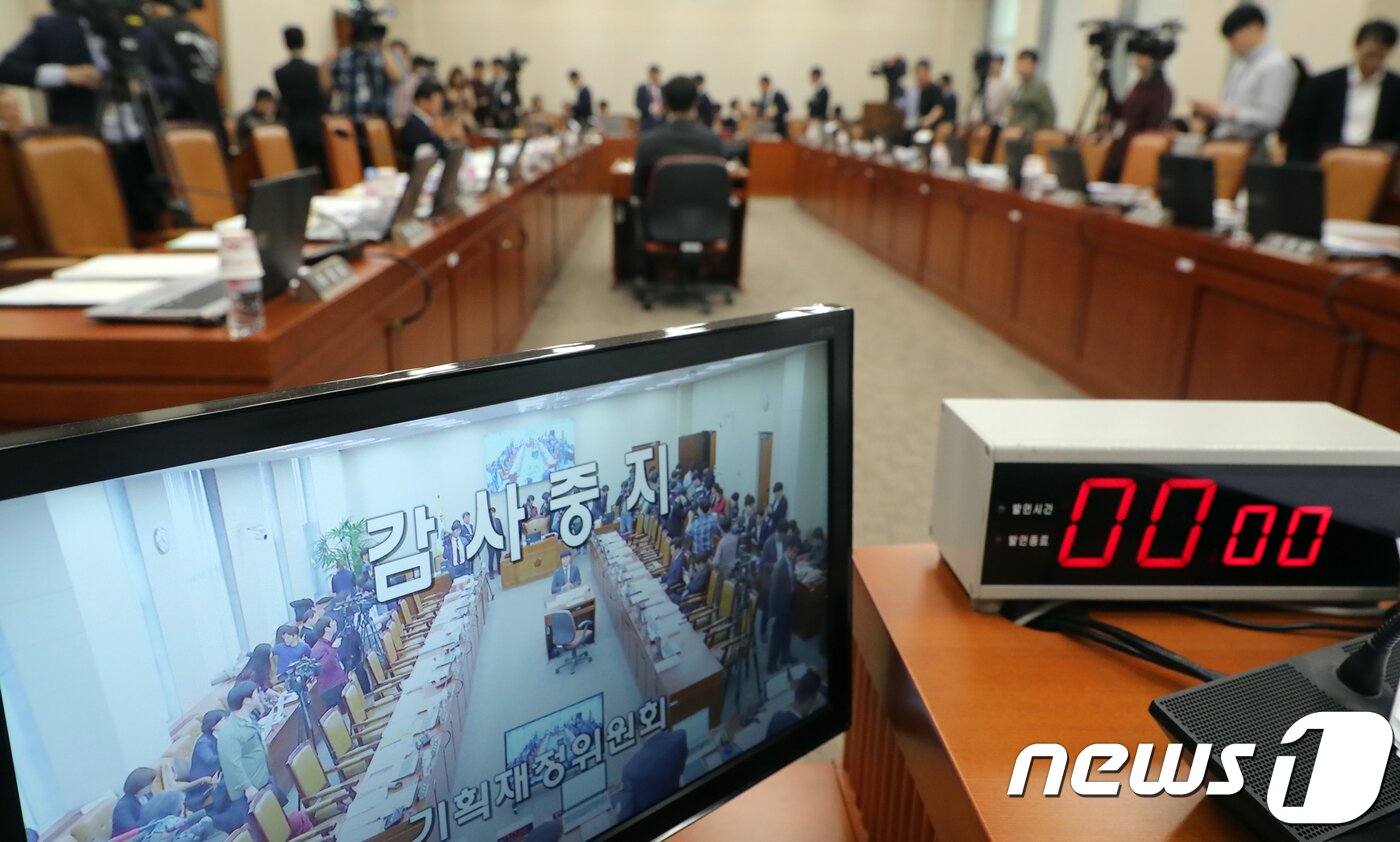 본문 이미지 - 16일 서울 여의도 국회에서 열린 기획재정위원회의 국정감사에서 심재철의원의 한국재정정보원의 국회 국정감사에 제척 대상인지를 놓고 여야 간 공방을 벌이다 감사가 중지돼 있다. 2018.10.16/뉴스1 ⓒ News1 김명섭 기자