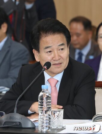 본문 이미지 - 정동영 민주평화당 의원이16일 오전 충북도청 대회의실에서 열린 충청북도에 대한 국회 국토교통위원회 국정감사에서 질문을 하고 있다. 2018.10.16/뉴스1 ⓒ News1 김용빈 기자