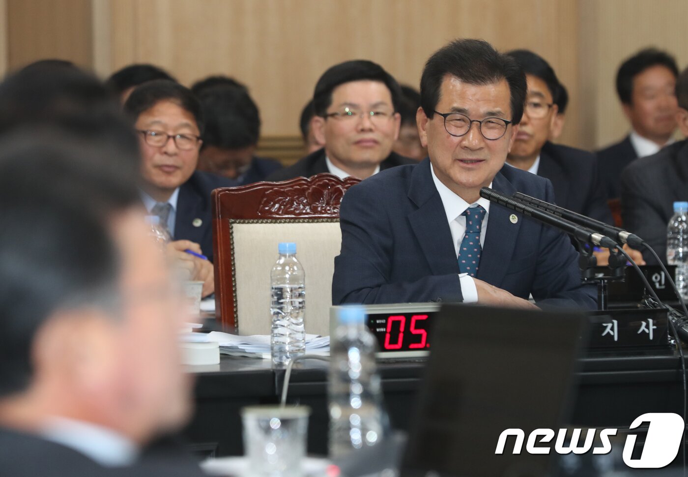 본문 이미지 - 이시종 충북지사가 16일 오전 충북도청 대회의실에서 열린 충청북도에 대한 국회 국토교통위원회 국정감사에서 질문에 답하고 있다. 2018.10.16/뉴스1 ⓒ News1 김용빈 기자