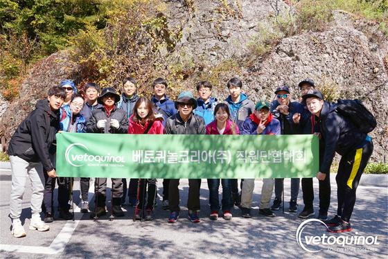 글로벌 동물용의약품 전문업체 베토퀴놀코리아㈜는 지난 12일 경북 봉화군 청량산 도립공원에서 가을맞이 임직원 단합대회를 가졌다.© News1