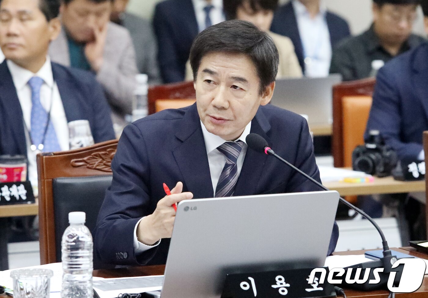 본문 이미지 - 무소속 이용호 의원이 지난 2018년 20대 국회 국토교통위원회 국정감사에서 질의를 하고 있다. 2018.10.16 /뉴스1 ⓒ News1 