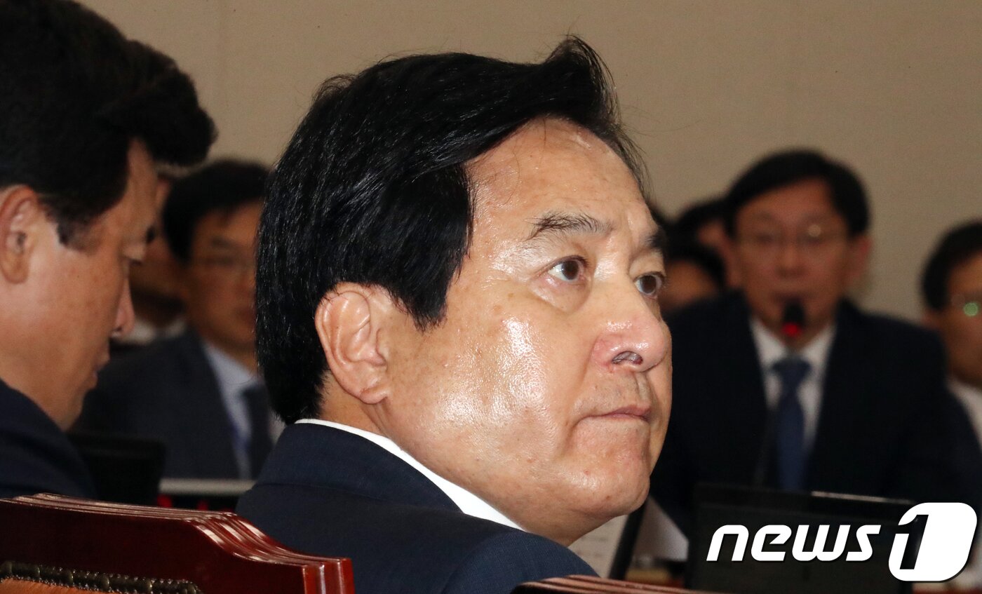 본문 이미지 - 심재철 자유한국당 의원이 16일 서울 여의도 국회에서 열린 기획재정위원회의 한국재정정보원 등에 대한 국정감사에서 자료를 보고 있다. 이날 감사는 심의원의 한국재정정보원의 국회 국정감사에 제척 대상인지를 놓고 여야 간 공방을 벌이다 감사가 일시 중단됐다.2018.10.16/뉴스1 ⓒ News1 김명섭 기자