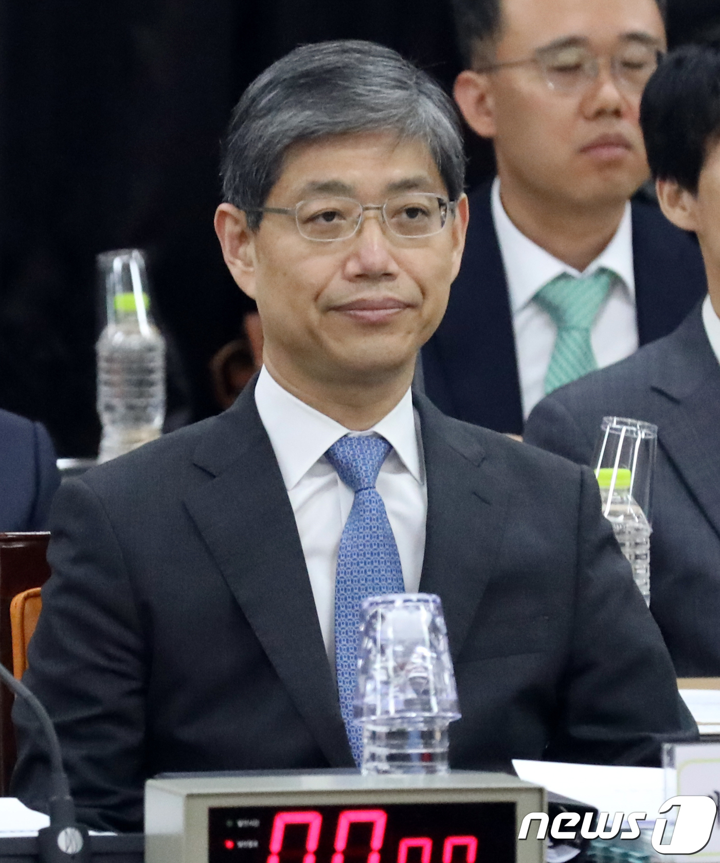 (부산=뉴스1) 여주연 기자 = 김호철 대구고검장이 16일 오후 부산 연제구 부산고등검찰청에서 열린 '2018 국정감사'에서 의원들의 질의를 경청하고 있다. 2018.10.16/뉴 …