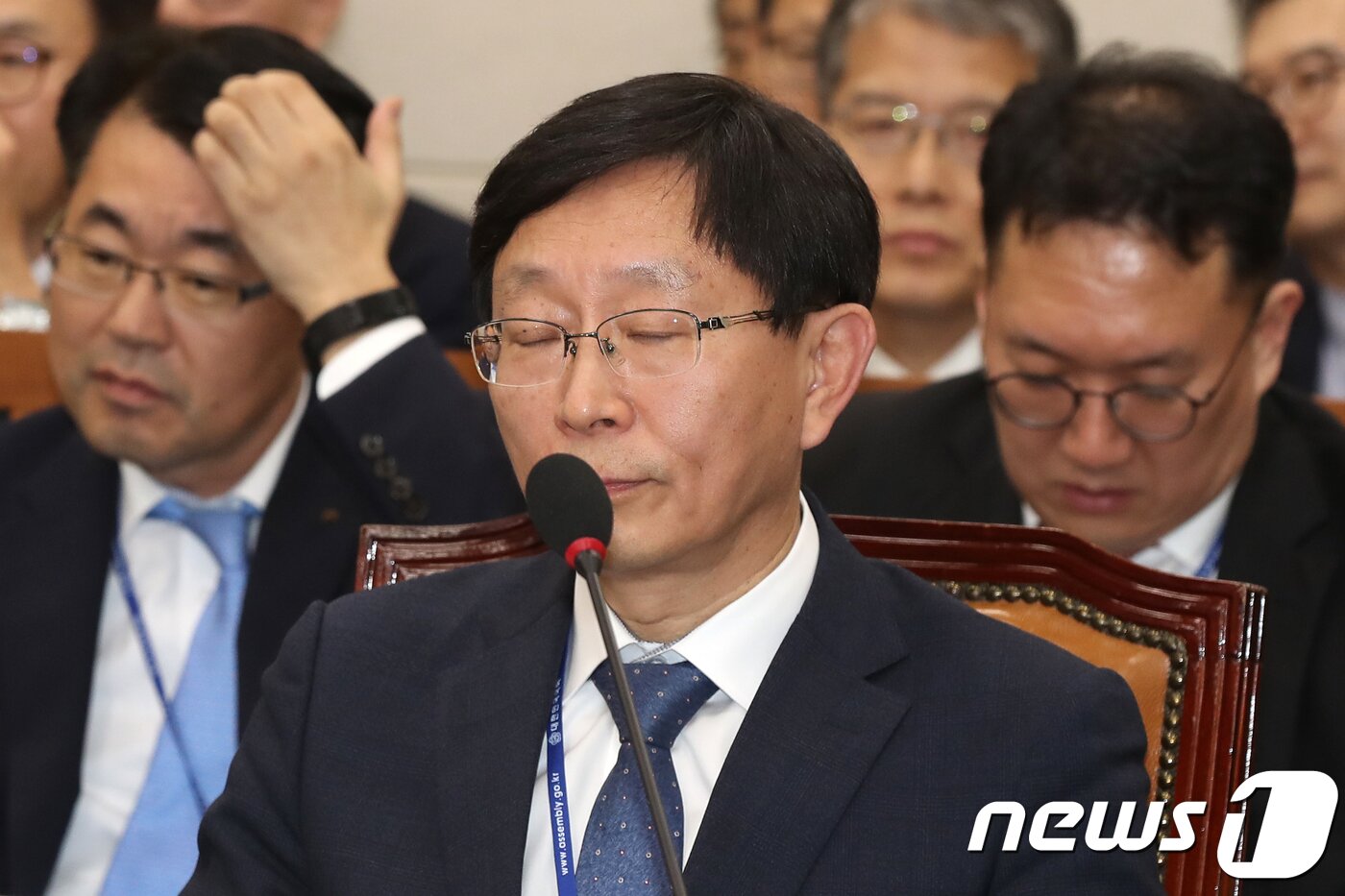 본문 이미지 - 김재훈 한국재정정보원장이 16일 서울 여의도 국회에서 열린 기획재정위원회 국정감사에서 정부 비공개 예산정보 무단 열람·유출 의혹을 받고 있는 심재철 자유한국당 의원으로부터 질의를 받자 난감한 표정을 짓고 있다. 2018.10.16/뉴스1 ⓒ News1 민경석 기자