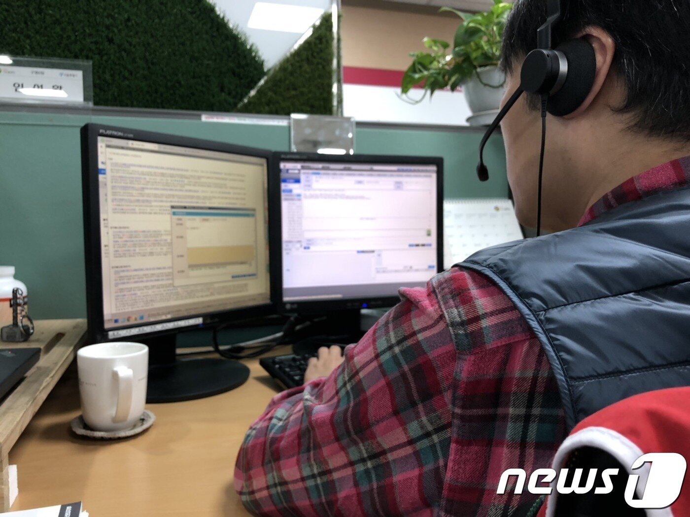 본문 이미지 - 다산콜센터에서 일하는 상담원 임모씨(43)는 "'원스트라이크아웃제가 생기기 전에는 고객이 불합리한 요구를 해도 전화를 끊을 수 없었다"고 말했다.2018.10.17/뉴스1ⓒ News1
