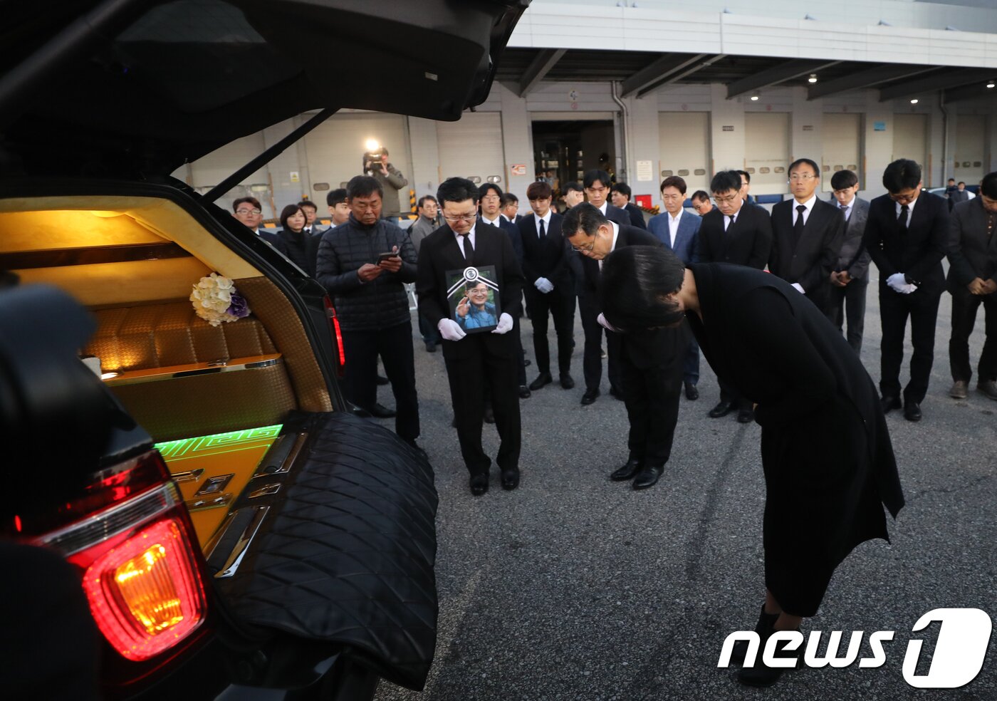 본문 이미지 - 네팔 히말라야 등반 도중 숨진 원정대원 5명의 시신이 17일 새벽 인천국제공항 대한항공 국제공항화물터미널을 통해 운구되자 유가족이 인사를 하고 있다. 2018.10.17/뉴스1 ⓒ News1 허경 기자
