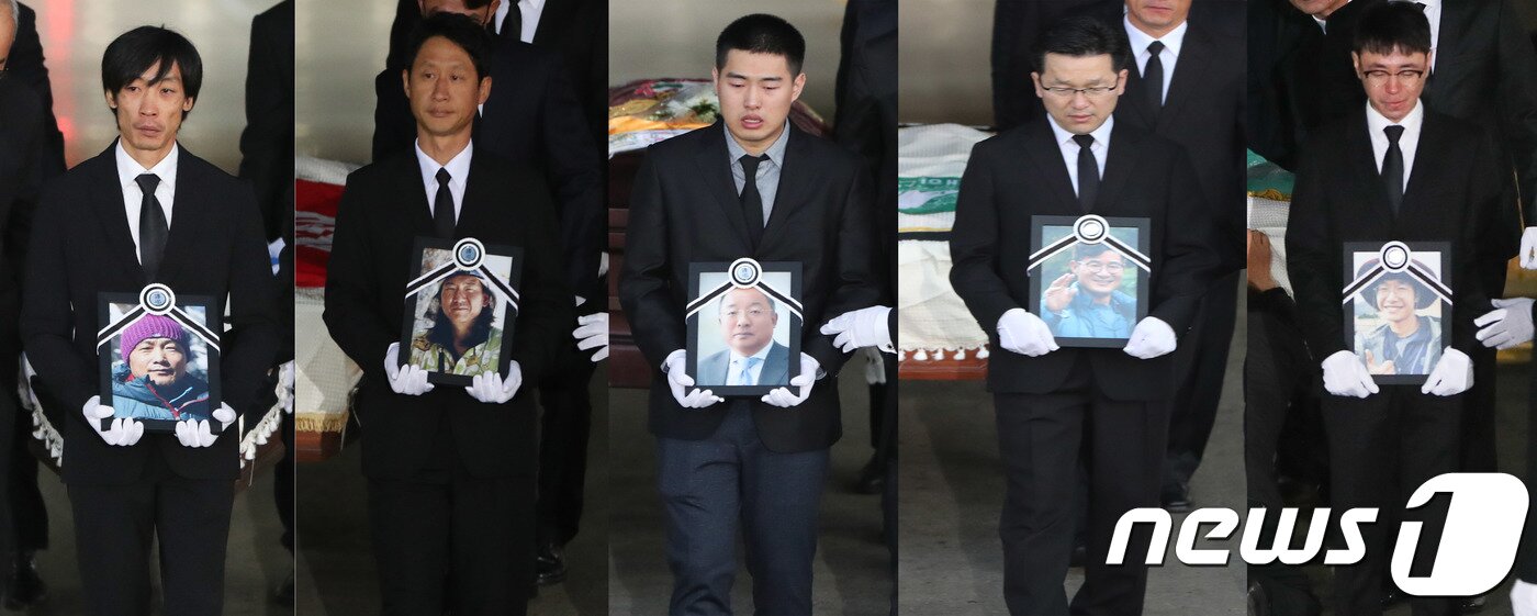본문 이미지 - 히말라야 등반 도중 사망한 고 김창호 대장 등 5명의 한국 원정대 시신이 17일 오전 인천국제공항 화물청사 내 대한항공 화물터미널을 통해 운구되고 있다 .  왼쪽부터 고 유영직 대원, 고 임일진 감독, 고 정준모 한국산악회 이사, 고 김창호 대장, 고 이재훈 대원. 2018.10.17/뉴스1 ⓒ News1 허경 기자