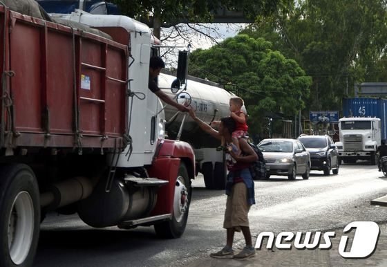 [사진] 美로 가는 트럭 얻어타려는 온두라스 이민자