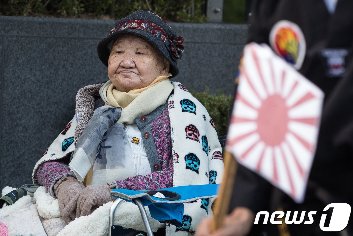 본문 이미지 - 17일 서울 종로구 옛 일본대사관 앞에서 열린 제1357차 일본군 성노예제 문제 해결을 위한 정기 수요시위에서 길원옥 할머니가 학생들의 태권도 퍼포먼스를 지켜보고 있다. 2018.10.17/뉴스1 ⓒ News1 유승관 기자