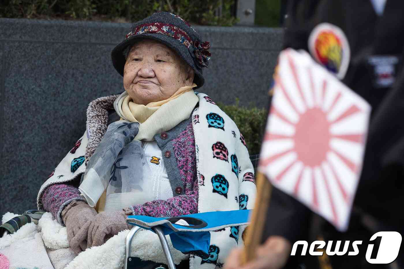 17일 서울 종로구 옛 일본대사관 앞에서 열린 제1357차 일본군 성노예제 문제 해결을 위한 정기 수요시위에서 길원옥 할머니가 학생들의 태권도 퍼포먼스를 지켜보고 있다. 2018.10.17/뉴스1 © News1 유승관 기자