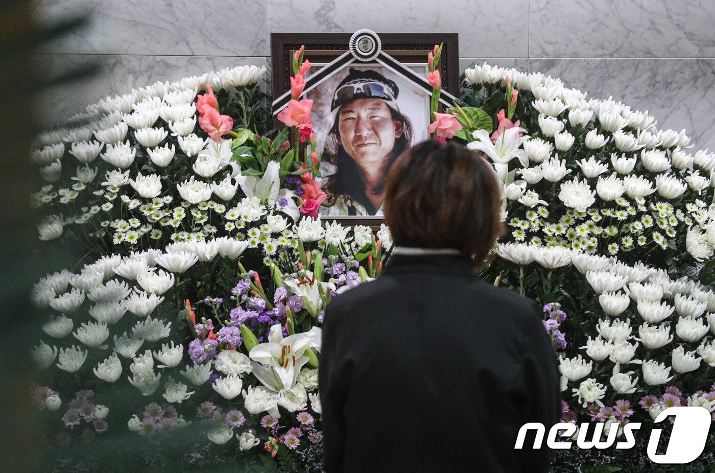 본문 이미지 - 17일 오후 서울 서초구 서울성모병원 장례식장에 네팔 히말라야 등반 도중 불의의 사고로 사망한 고 임일진 감독의 빈소에서 한 조문객이 조문을 하고 있다. 2018.10.17/뉴스1 ⓒ News1 성동훈 기자