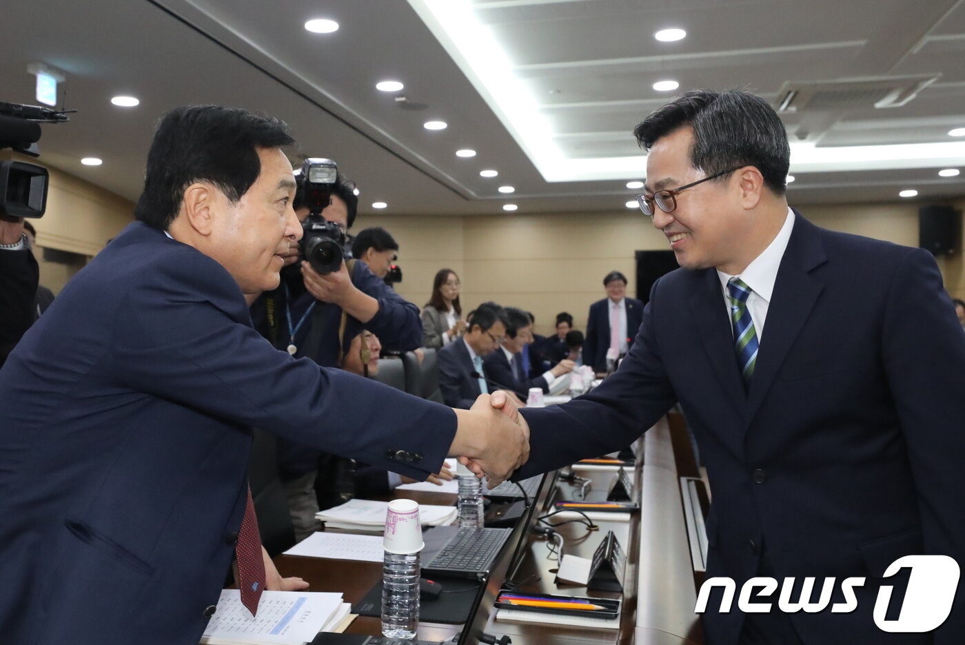 본문 이미지 - 김동연 경제부총리 겸 기획재정부 장관이 18일 정부세종청사에서 열린 국회 기획재정위원회의 기획재정부에 대한 국정감사에서 심재철 의원과 악수하고 있다. 2018.10.18/뉴스1 ⓒ News1 장수영 기자