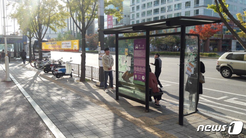 본문 이미지 - 18일 오전8시 택시업계 파업으로 인해 경기 수원시청 인근 택시정류장이 한산한 모습을 보이고 있다. ⓒ News1 유재규 기자