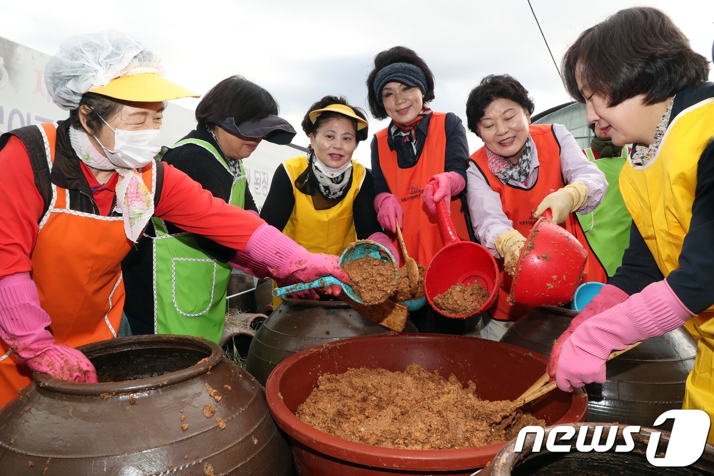 18일 오전 서울 서초구 대원농장에서 열린 &#39;사랑의 된장·간장 담그기 행사&#39;에서 주민과 자원봉사자들이 장을 담그고 있다. 포장된 간장과 된장은 연말을 맞아 저소득 독거 어르신과 소년소녀가장 300여 세대 및 복지시설에 전달된다. 2018.10.18/뉴스1 ⓒ News1 황기선 기자