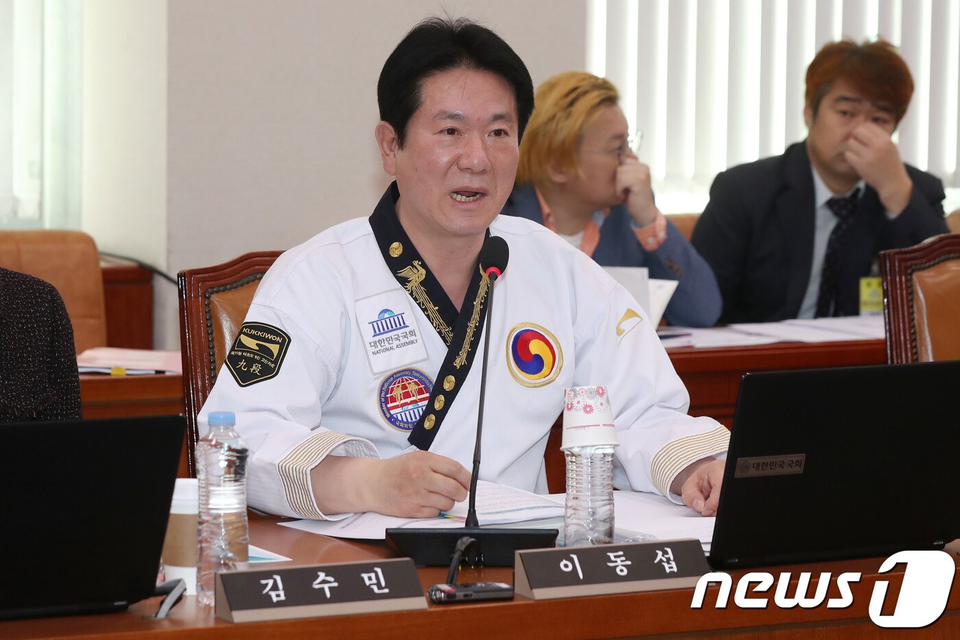 본문 이미지 - 태권도 공인 9단인 이동섭 바른미래당 의원이 18일 서울 여의도 국회에서 열린 문화체육관광위원회 국정감사에 태권도복을 입고 나와 의사진행 발언을 하고 있다. 2018.10.18/뉴스1 ⓒ News1 민경석 기자