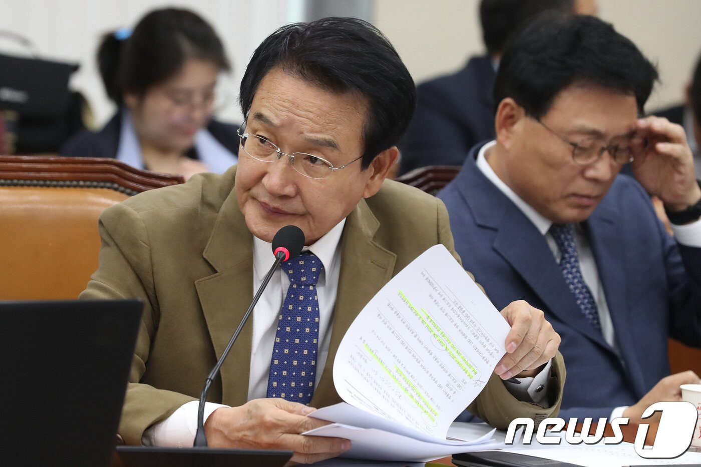 본문 이미지 - 변재일 더불어민주당 의원이 국정감사에서 질의를 하고 있다. 2018.10.18/뉴스1 ⓒ News1 임세영 기자