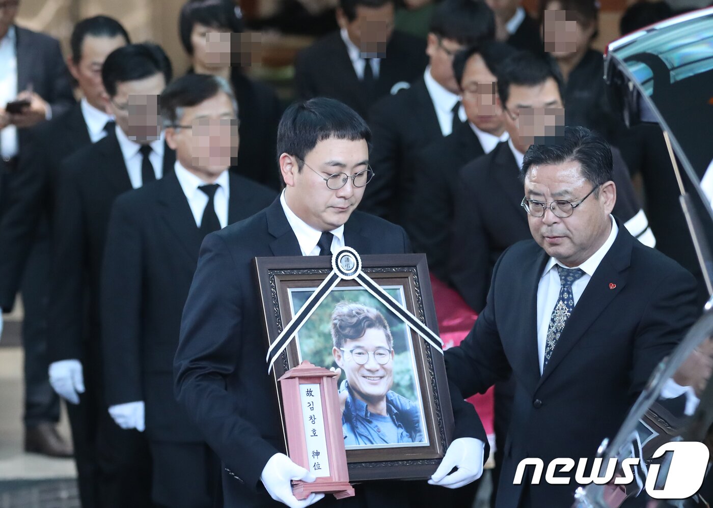 본문 이미지 - 19일 서울 서초구 가톨릭대학교 성모병원 장례식장에서 네팔 히말라야 2018 코리안웨이 구르자히말 원정대 산악인 김창호 대장의 발인이 엄수되고 있다. 2018.10.19/뉴스1 ⓒ News1 송원영 기자