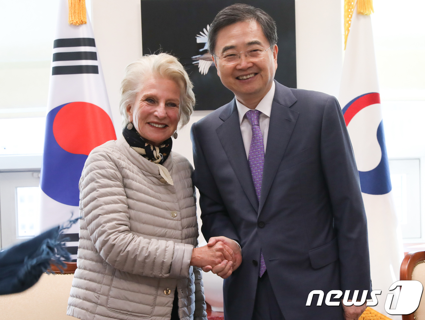 (서울=뉴스1) 허경 기자 = 조현 외교부 1차관이 19일 서울 종로구 도렴동 외교부청사에서 제인 허먼 미국 윌슨센터 소장과 면담을 하기 앞서 인사를 나누고 있다. 2018.10. …