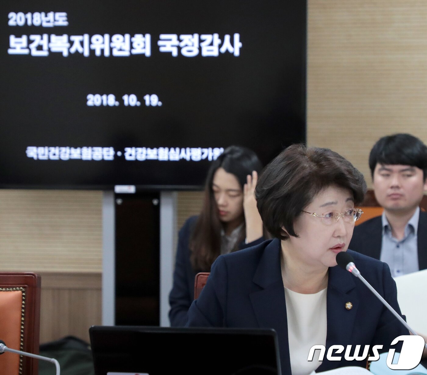 본문 이미지 - 김승희 보건복지부 장관 후보자 (당시 자유한국당 의원)이 19일 강원 원주시 건강보험공단에서 건강보험공단·건강보험심사평가원 국정감사에서 질의를 하고 있다.2018.10.19/뉴스1 ⓒ News1 노정은 기자