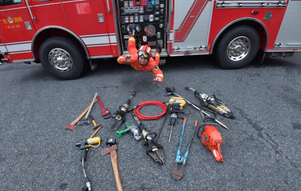 본문 이미지 - 소방기구를 가득 늘어 놓은 소방관- 위챗 갈무리