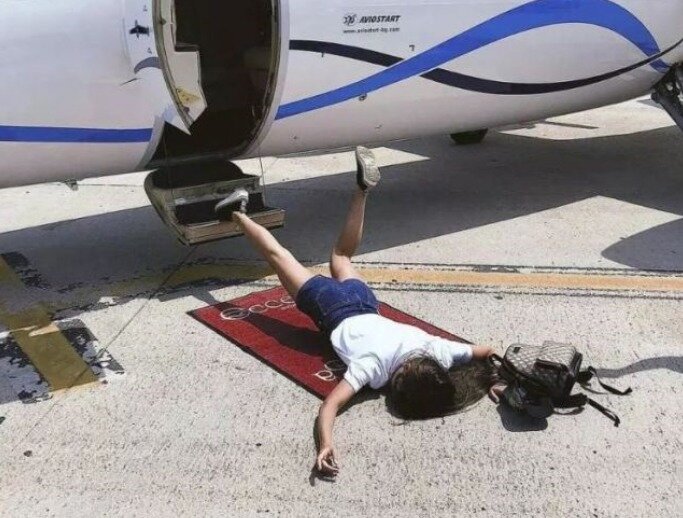 본문 이미지 - 경비행기 앞에서 폴링스타 놀이를 연출했다. 한 발은 비행기 트랩에 걸려 있다.  - 위챗 갈무리