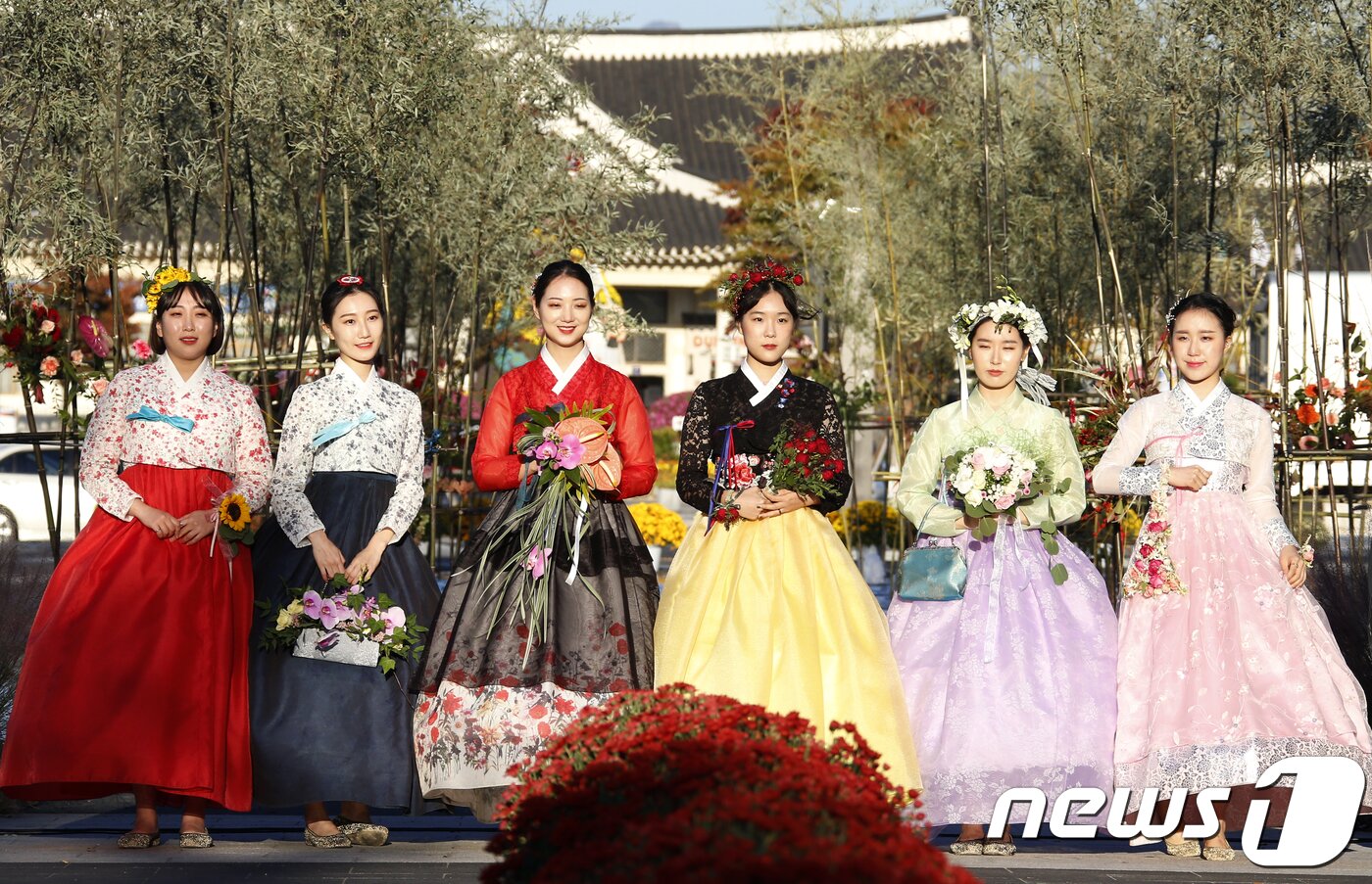 본문 이미지 - 19일 오후 전북 전주시 전주역앞 첫마중길 일원에서 제2회 첫마중길 꽃마중 예술제가 열린 가운데 오프닝행사로 한복 부케쇼가 펼쳐지고 있다. 가을꽃과 화훼인이 디자인한 가드닝 작품들이 어우러지는 첫 마중길 꽃마중 예술제는 3일 동안 열린다.(전주시 제공)2018.10.19/뉴스1 ⓒ News1 김춘상 기자
