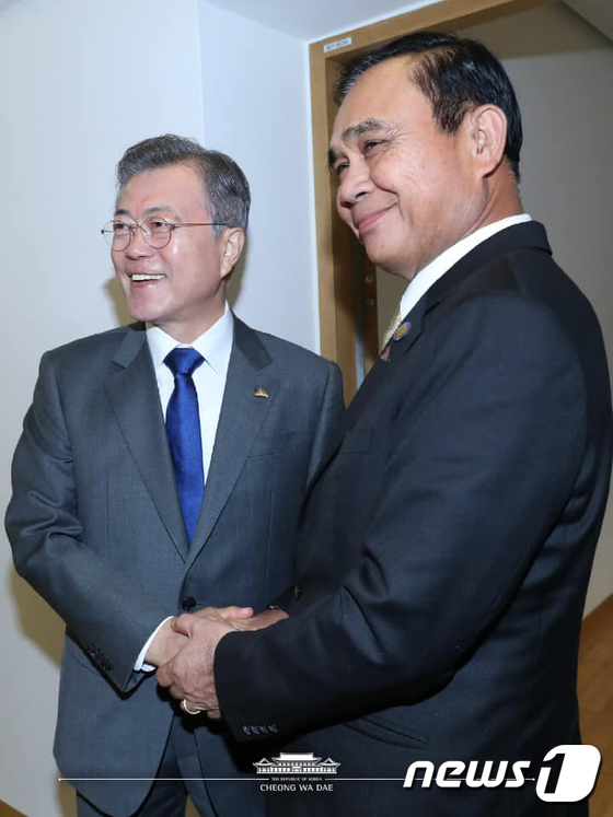 태국 총리와 악수하는 文 대통령