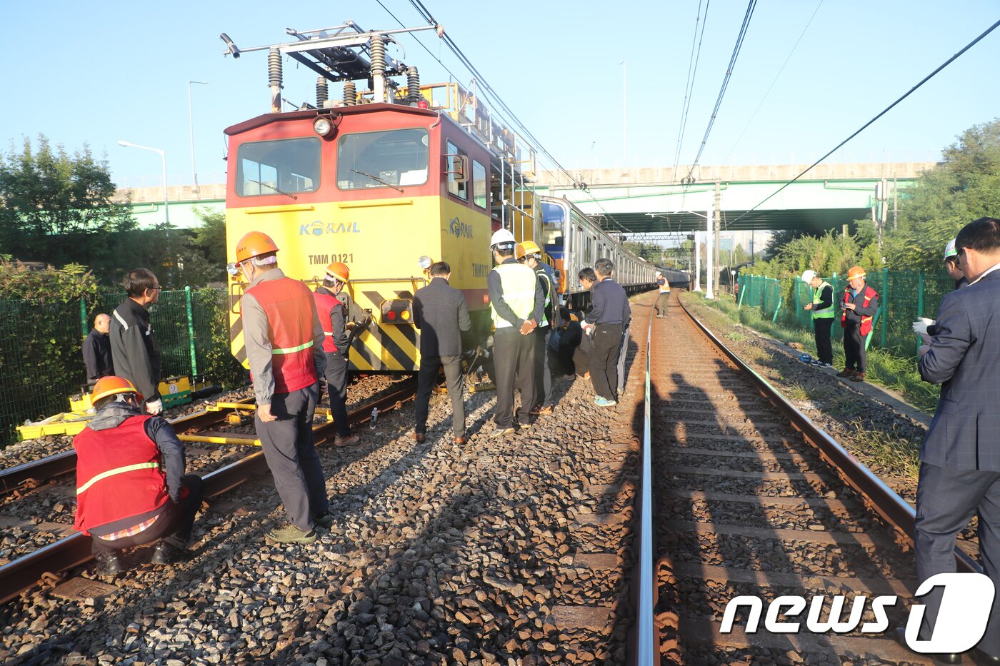본문 이미지 - 2일 오전 경기도 고양시 대곡역 인근에 작업열차가 멈춰 서 서울지하철 공사 등 관계자들이 복구작업을 하고 있다. 코레일에 따르면 이날 오전 4시30분쯤 지하철 3호선 대곡역과 백석역 사이에서 선로 점검 중이던 야간작업차량이 선로 중간에 멈추면서 대화역~삼송역 구간 열차운행이 중단됐다.2018.10.2/뉴스1 ⓒ News1 황기선 기자