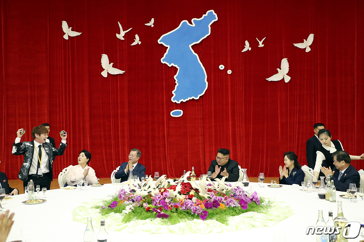 (서울=뉴스1) = 청와대가 지난 달 평양 남북정상회담 당시 일반 수행원들이 촬영하거나 비공식 사진인 'B' 컷을 2일 공개했다. 최현우 마술사가 평양 목란관에서 열린 환영 연회에 …