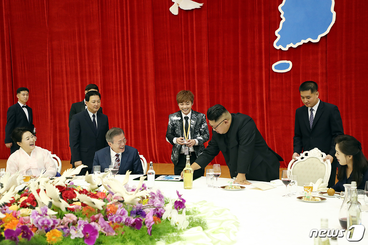 (서울=뉴스1) = 청와대가 지난 달 평양 남북정상회담 당시 일반 수행원들이 촬영하거나 비공식 사진인 'B' 컷을 2일 공개했다. 최현우 마술사가 평양 목란관에서 열린 환영 연회에 …