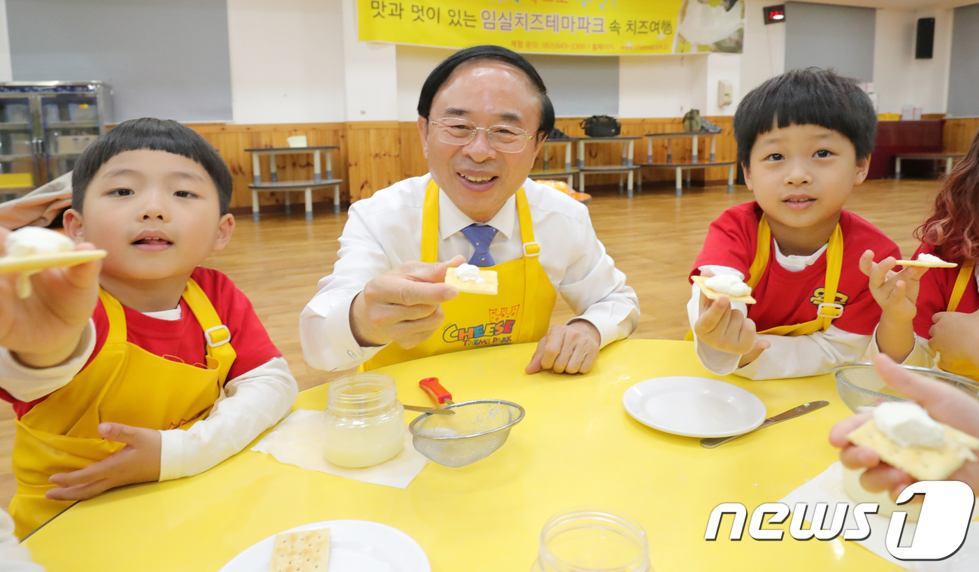 (임실=뉴스1) 문요한 기자 = 2018 임실N치즈축제 개막을 4일 앞둔 2일 축제장인 전북 임실군 임실치즈테마파크에서 현장 홍보에 나선 심민 임실군수(왼쪽 두번째)가 견학을 나온 …