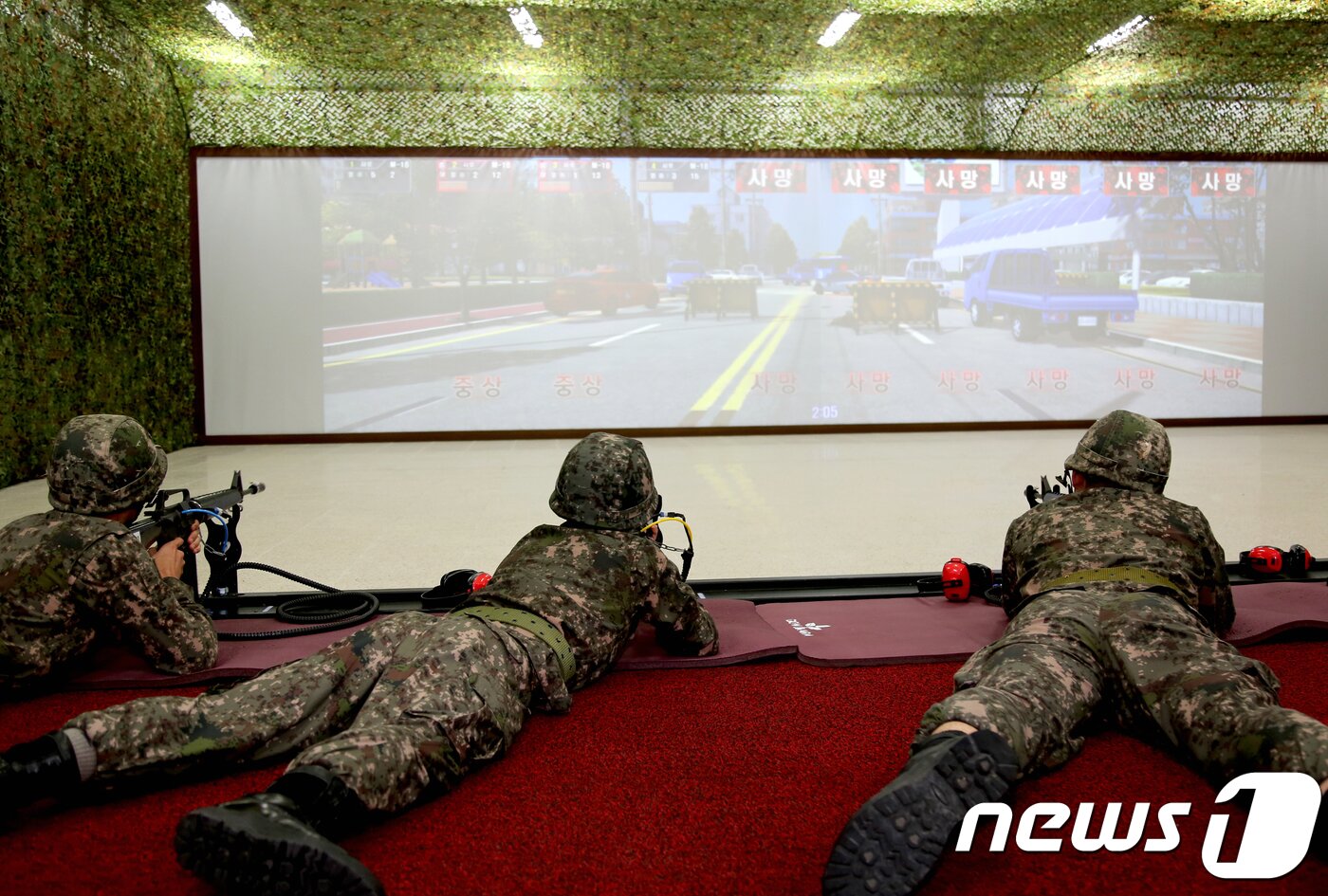 본문 이미지 - 2일 만종 예비군훈련대 영상모의사격장에서 예비군들이 대형 영상스크린을 이용한 사격훈련을 하고 있다. 만종 예비군훈련대는 총 5개 시·군(원주시·횡성군·홍천군·평창군·영월군) 소속의 예비군 훈련을 담당하게 된다. 2018.10.2/뉴스1 ⓒ News1 노정은 기자