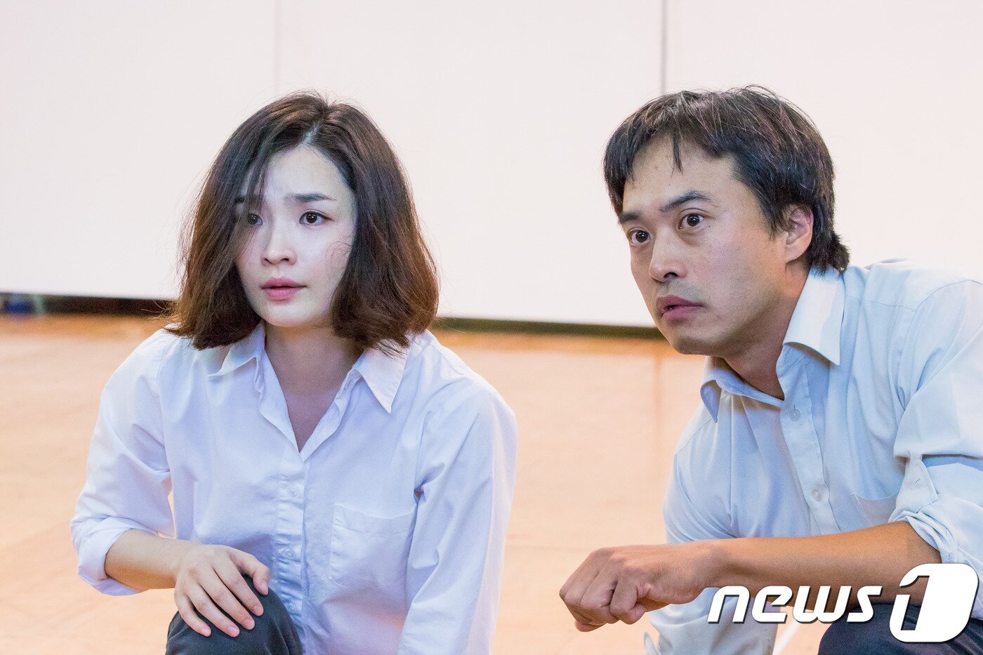 본문 이미지 - 연극 오슬로에서 모나율 역 맡은 전미도&#40;왼쪽&#41; 티에유 라르센 역의 손상규ⓒNews1