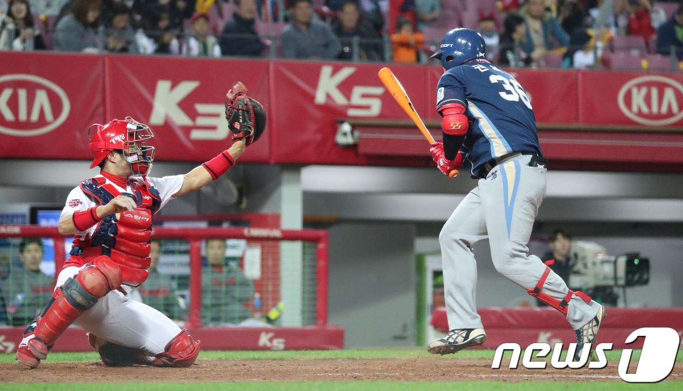 (광주=뉴스1) 남성진 기자 = 2일 오후 광주 KIA-챔피언스필드에서 열린 '2018 신한은행 마이카 KBO리그' 프로야구 KIA 타이거즈와 NC다이노스 경기 4회초 무사 1루 …