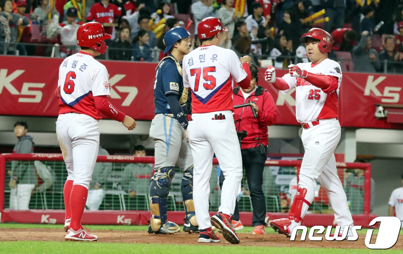 본문 이미지 - 2일 오후 광주 KIA-챔피언스필드에서 열린 '2018 신한은행 마이카 KBO리그' 프로야구 KIA 타이거즈와 NC다이노스 경기 5회 말 무사 1루 상황에서 KIA의 이범호가 홈런을 치고 홈에 들어와 팀원들과 하이파이브를 하고 있다. 이날 이범호는 4년 연속 20홈런을 기록했다. 2018.10.2/뉴스1 ⓒ News1 남성진 기자