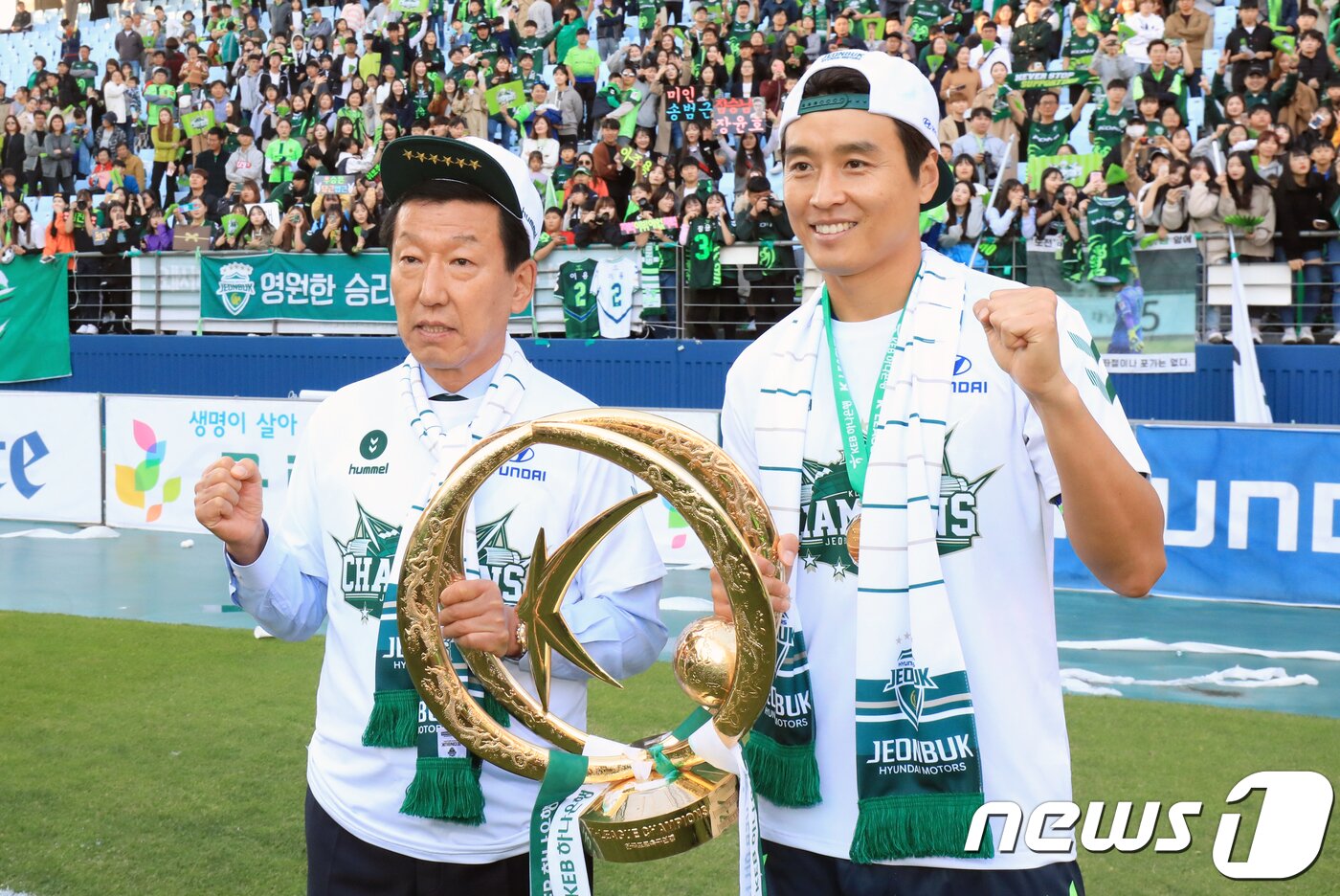 본문 이미지 - 최강희 감독&#40;왼쪽&#41;과 이동국.2018.10.20/뉴스1 ⓒ News1 문요한 기자