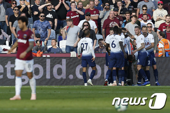 토트넘 선수들이 20일(한국시간) 영국 런던의 런던 스타디움에서 열린 웨스트 햄과의 2018-19 잉글랜드 프리미어리그 9라운드에서 득점 후 기뻐하고 있다. © AFP=News1