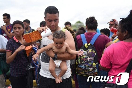 갓난아이를 안고 있는 출신 온두라스 이민자. © AFP=뉴스1