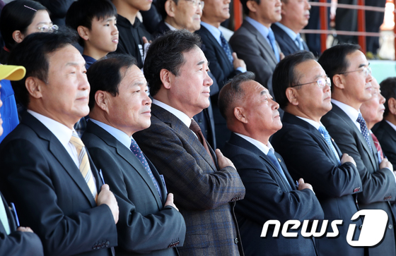 이북도민 체육대회, 국민의례하는 이낙연 총리