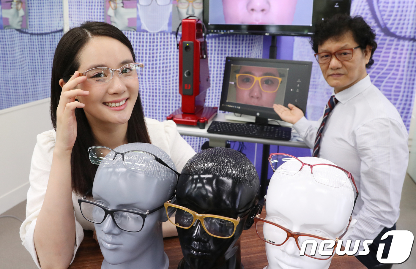 (서울=뉴스1) = 21일 서울 중구 명동 아이닥 안경에서 3D 맞춤 제작 '아이 메트릭스 안경테'를 선보이고 있다.아이닥 안경 관계자는 "이 안경테는 특수계측장비(MK2)를 활용 …