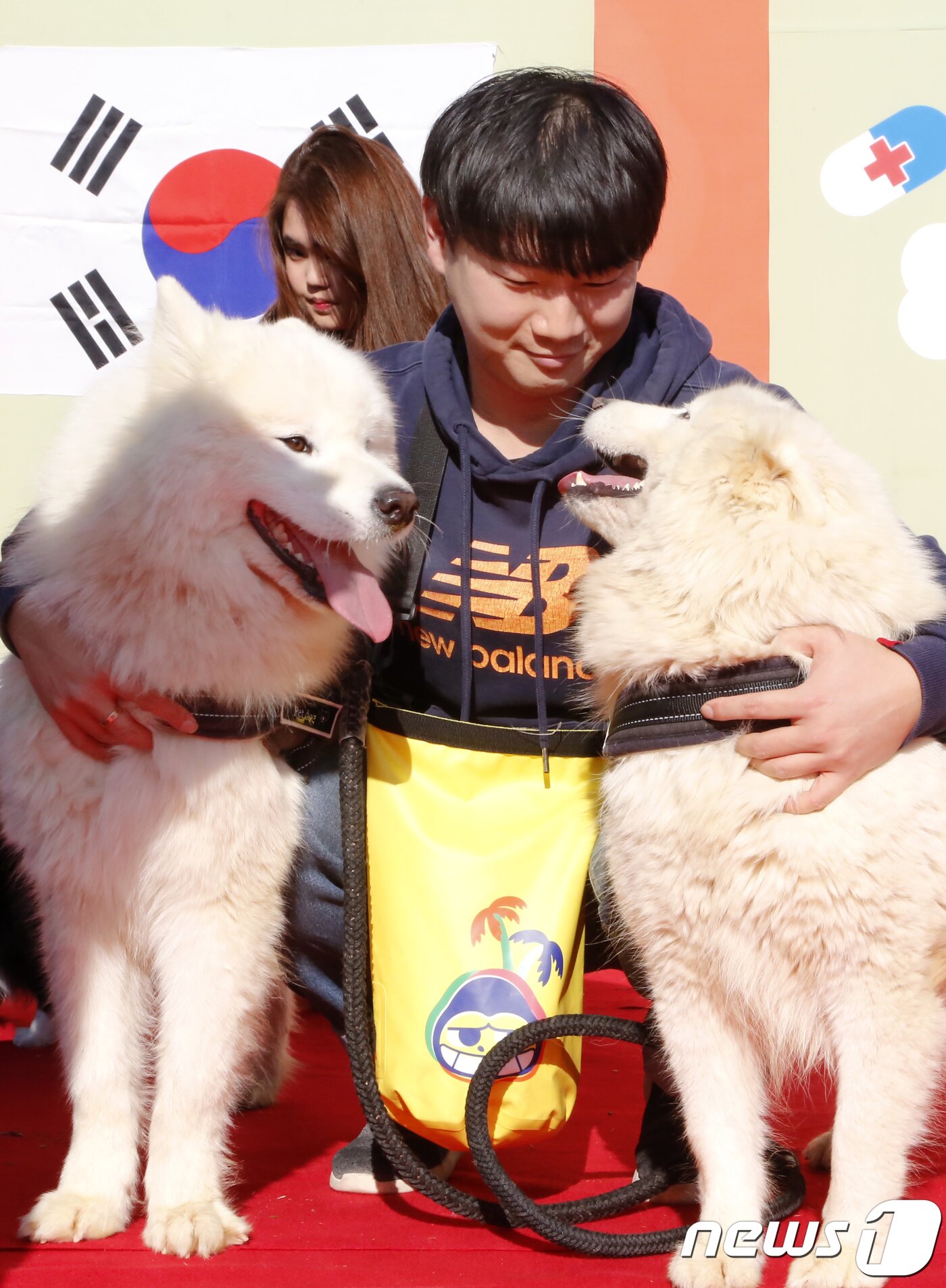 본문 이미지 - 21일 경북 구미시 동락공원 반려동물 놀이터서 열린 '제1회 구미 펫 페스티벌'에 참가한 반려인들이 애완견을 품에 안고 '예쁜 애완견 선발대회' 심사를 받고 있다. 구미시는 지난달 동락공원에 2억원을 들여 4천300㎡ 공간에 경북도에서는 처음으로 반려견 놀이터를 조성해 반려견들이 목줄 없이 뛰놀 수 있도록 했다.2018.10.21/뉴스1 ⓒ News1 정우용 기자
